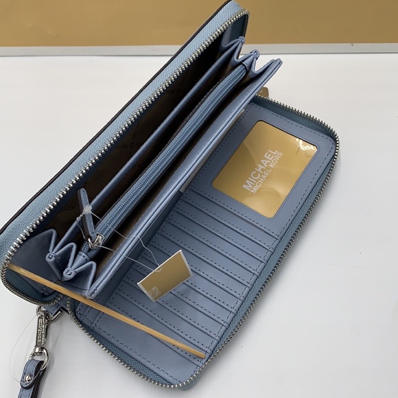 MICHAEL KORS LARGE TRAVEL
CONTINENTAL WRISTLET WALLET PALE
Blue COLOR - Picture 4 of 11